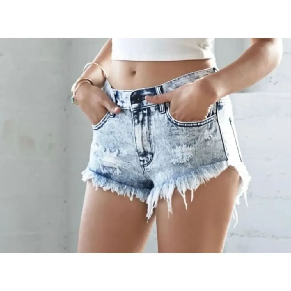 Bullhead Women’s High Rise Frayed Denim Shorts Size 3